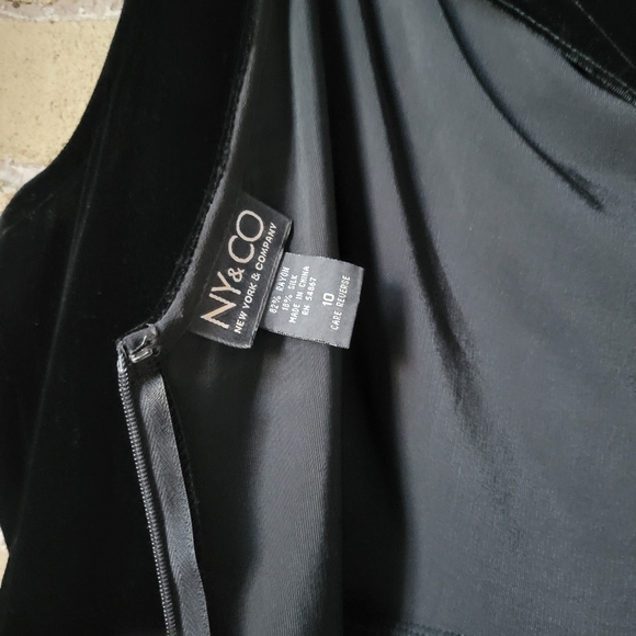 NY&CO New York & Company Mini Dress Black Velvet Slouch Weighted Front Sz. 10 - Picture 6 of 7
